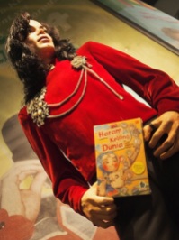 Nah lo, Michael Jackson jg baca HKD :D